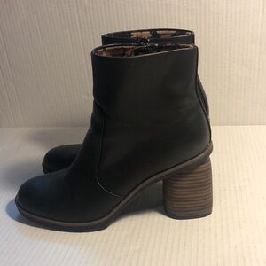 Korks Destiny Black Side Zip Bootie Like New Size 8